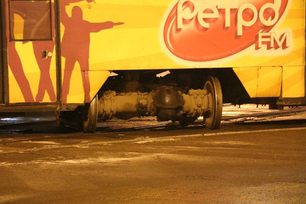 Поздно ночью в Днепре трамвай сошел с рельс (ФОТО) 5