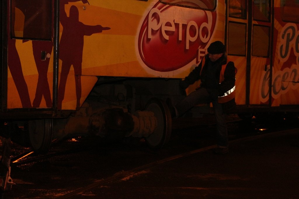 Поздно ночью в Днепре трамвай сошел с рельс (ФОТО) 6