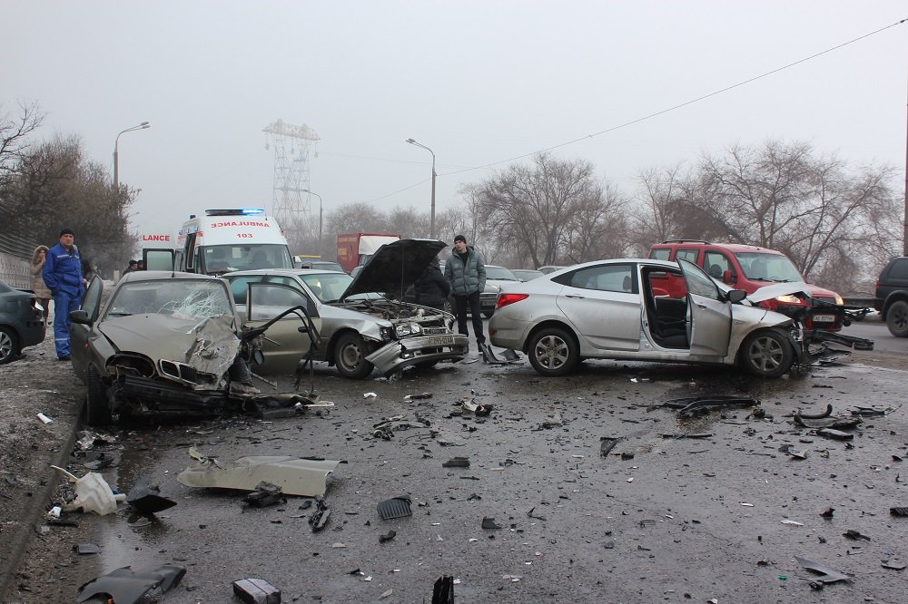 Возле Кайдакского моста столкнулись 4 машины: подробности (ФОТО) 2