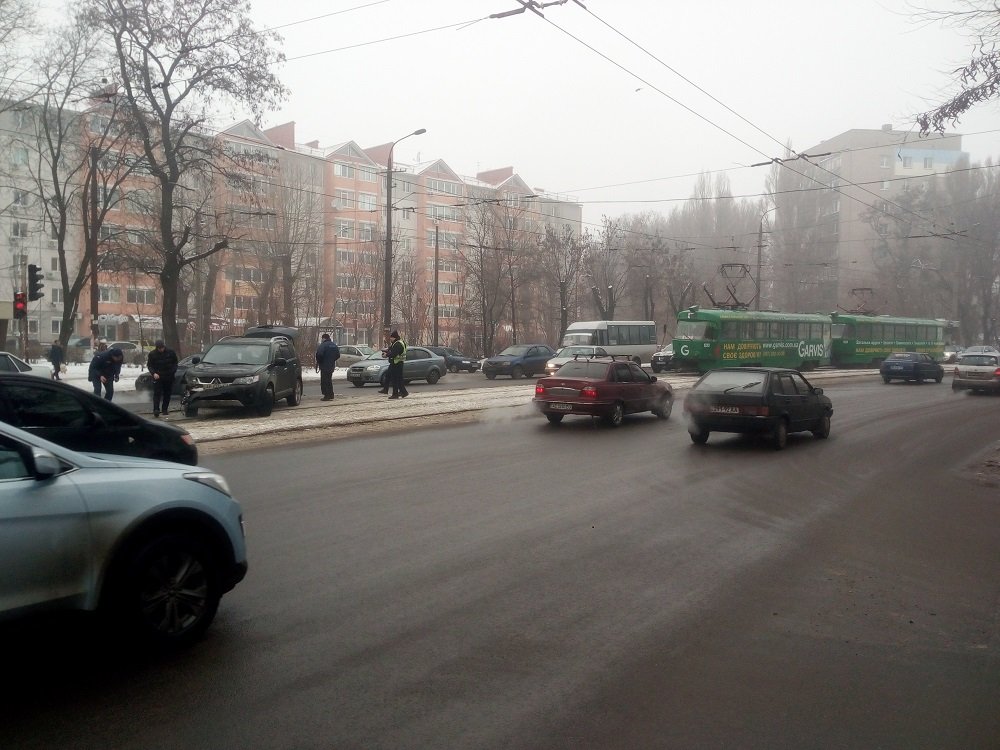 ДТП на Богдана Хмельницкого: столкнулись "Жигули" и Mitsubishi (ФОТО) 1