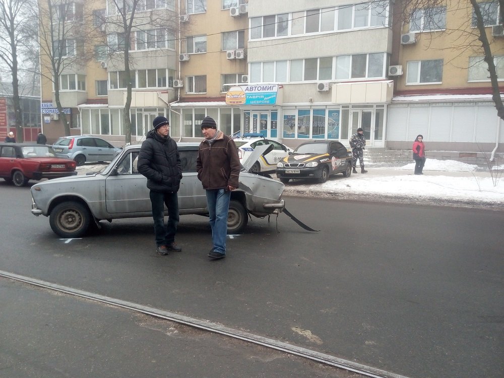 ДТП на Богдана Хмельницкого: столкнулись "Жигули" и Mitsubishi (ФОТО) 4