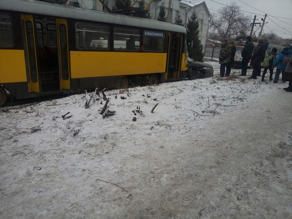ДТП в Днепре: трамвай "протаранил" Chevrolet и протянул его по рельсам (ФОТО) 1