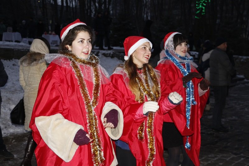 В парке Шевченко открылась новогодняя ёлка: как это было (ФОТО) 3