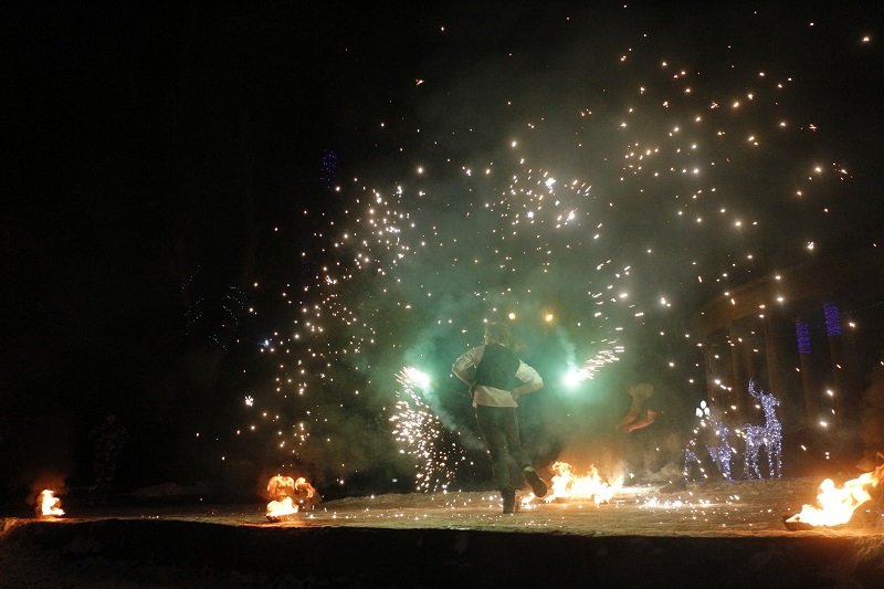 В парке Шевченко открылась новогодняя ёлка: как это было (ФОТО) 16