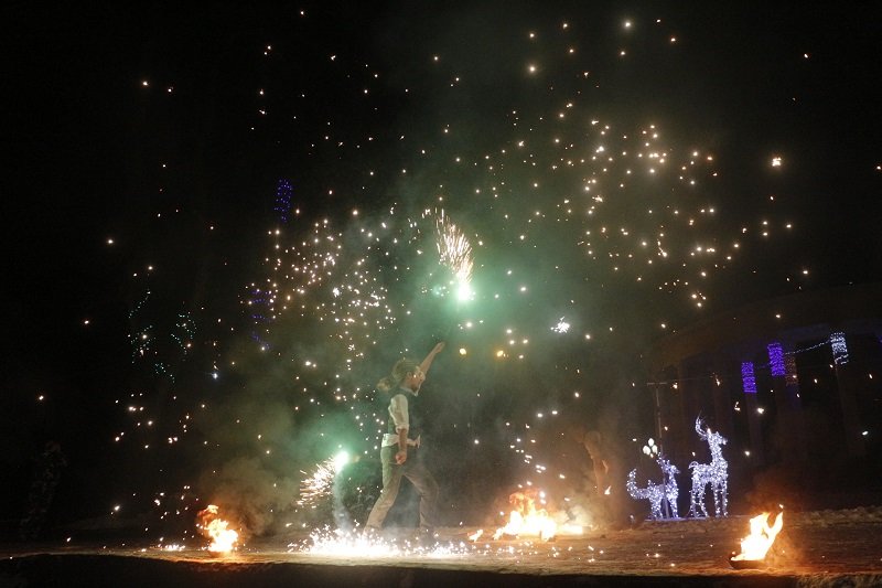 В парке Шевченко открылась новогодняя ёлка: как это было (ФОТО) 17