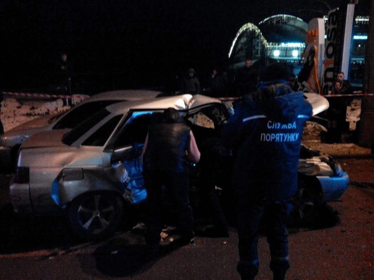 ДТП на Набережной: на большой скорости столкнулись три легковушки (ФОТО) 1