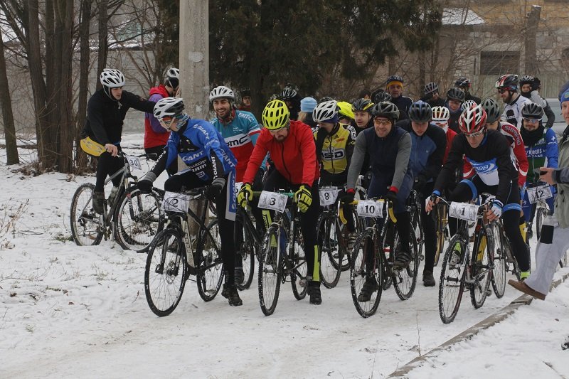 Снег не помеха: в Днепре прошли соревнования по велокроссу (ФОТО) 1