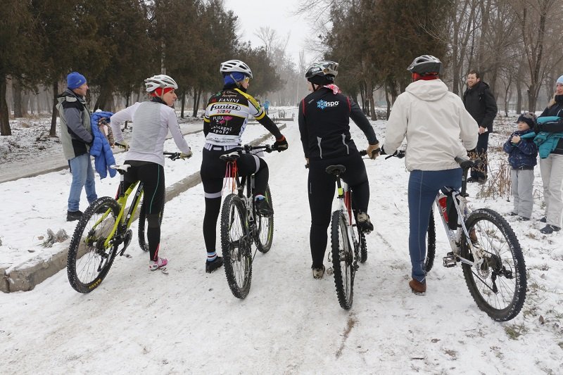 Снег не помеха: в Днепре прошли соревнования по велокроссу (ФОТО) 6