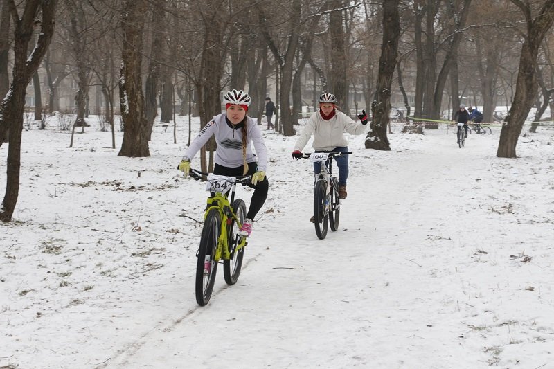 Снег не помеха: в Днепре прошли соревнования по велокроссу (ФОТО) 7