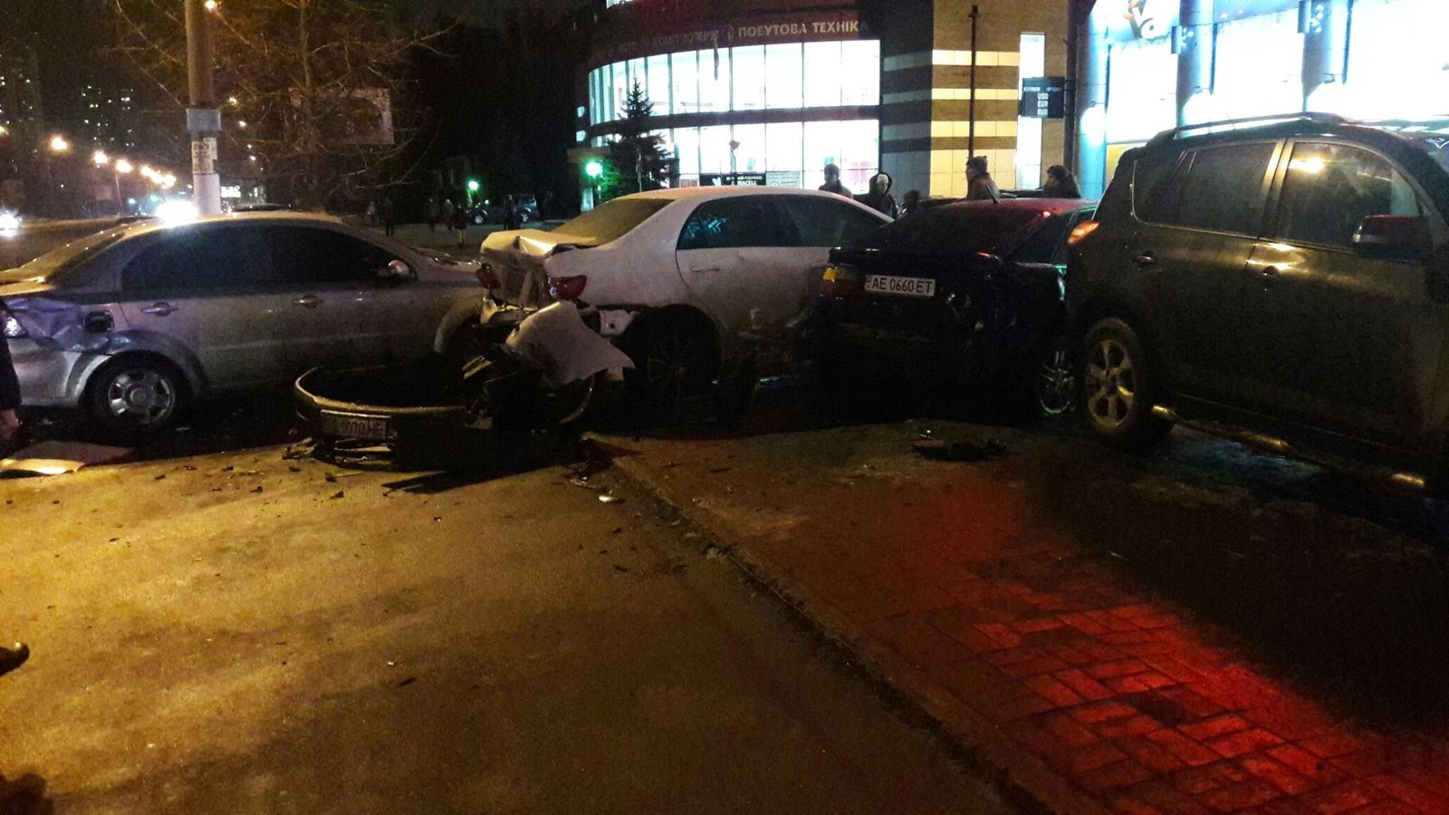 ДТП на Набережной Победы: столкнулись пять автомобилей, пострадали люди (ФОТО) 4
