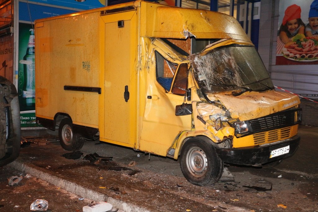 ДТП на Набережной Победы: Chevrolet протаранил грузовик Mercedes и перевернулся (ФОТО) 4