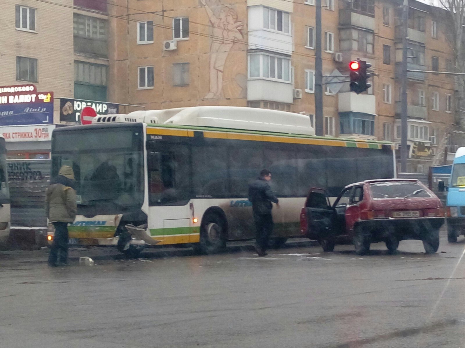 ДТП на Слобожанском: столкнулись автобус и "Восьмерка" (ФОТО) 1
