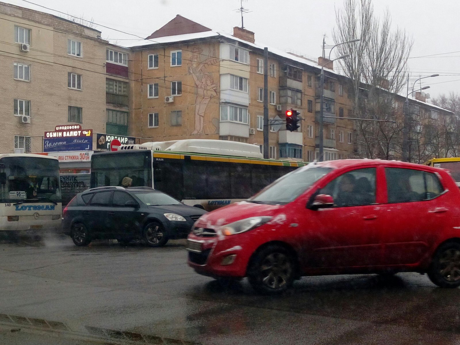 ДТП на Слобожанском: столкнулись автобус и "Восьмерка" (ФОТО) 2