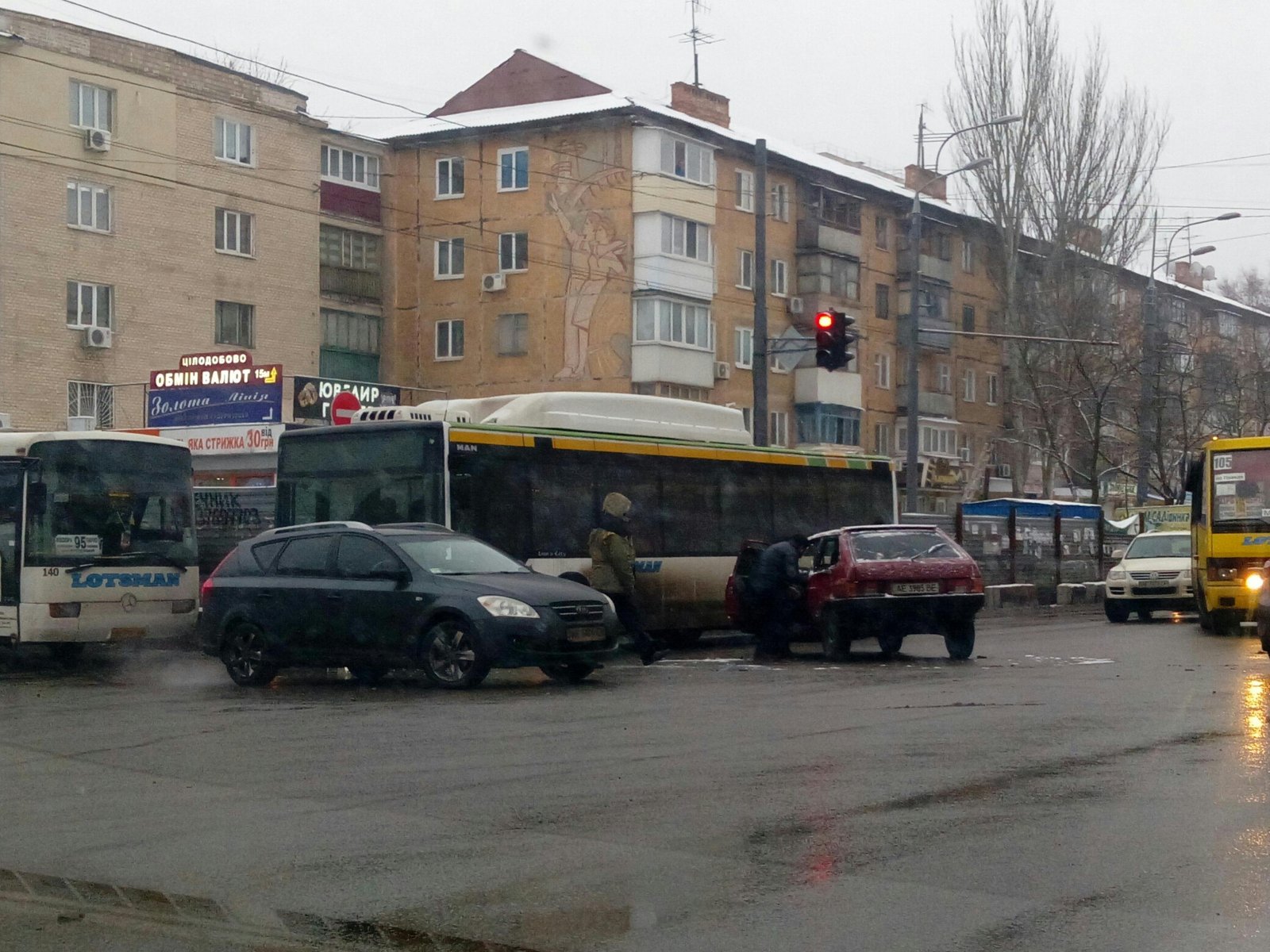 ДТП на Слобожанском: столкнулись автобус и "Восьмерка" (ФОТО) 3
