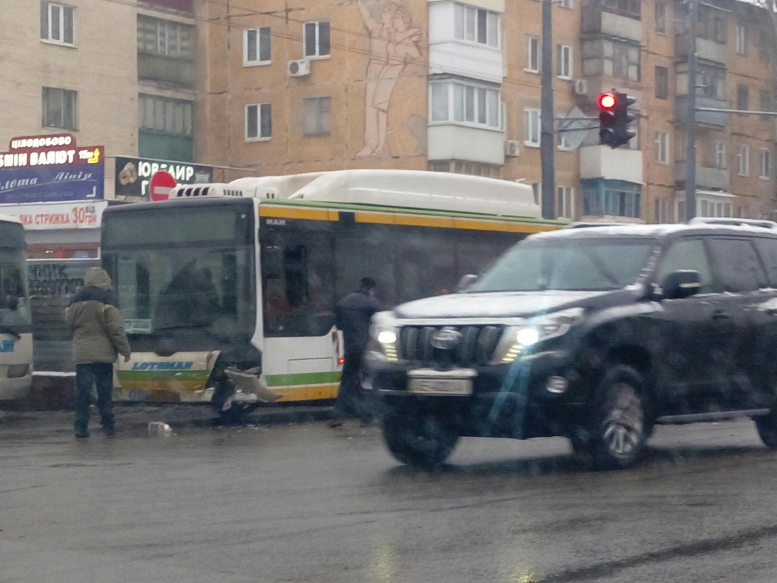 ДТП на Слобожанском: столкнулись автобус и "Восьмерка" (ФОТО) 4