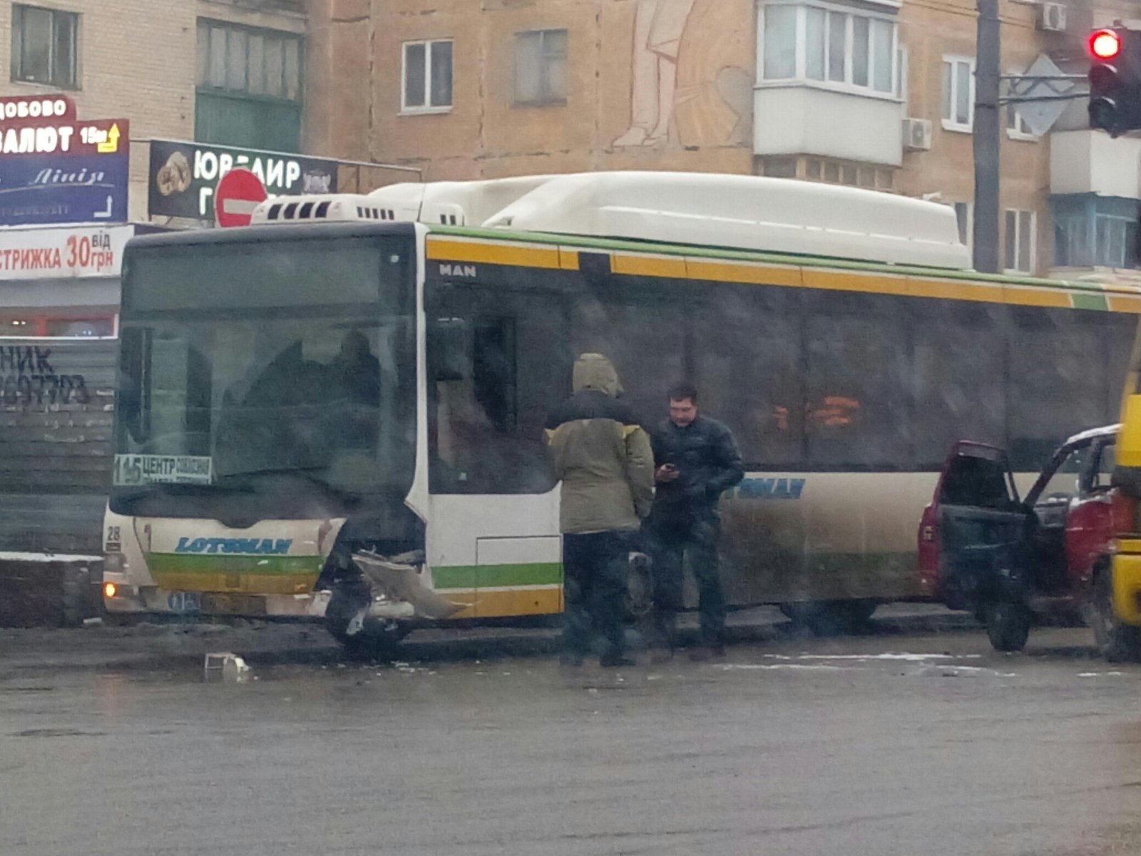 ДТП на Слобожанском: столкнулись автобус и "Восьмерка" (ФОТО) 5