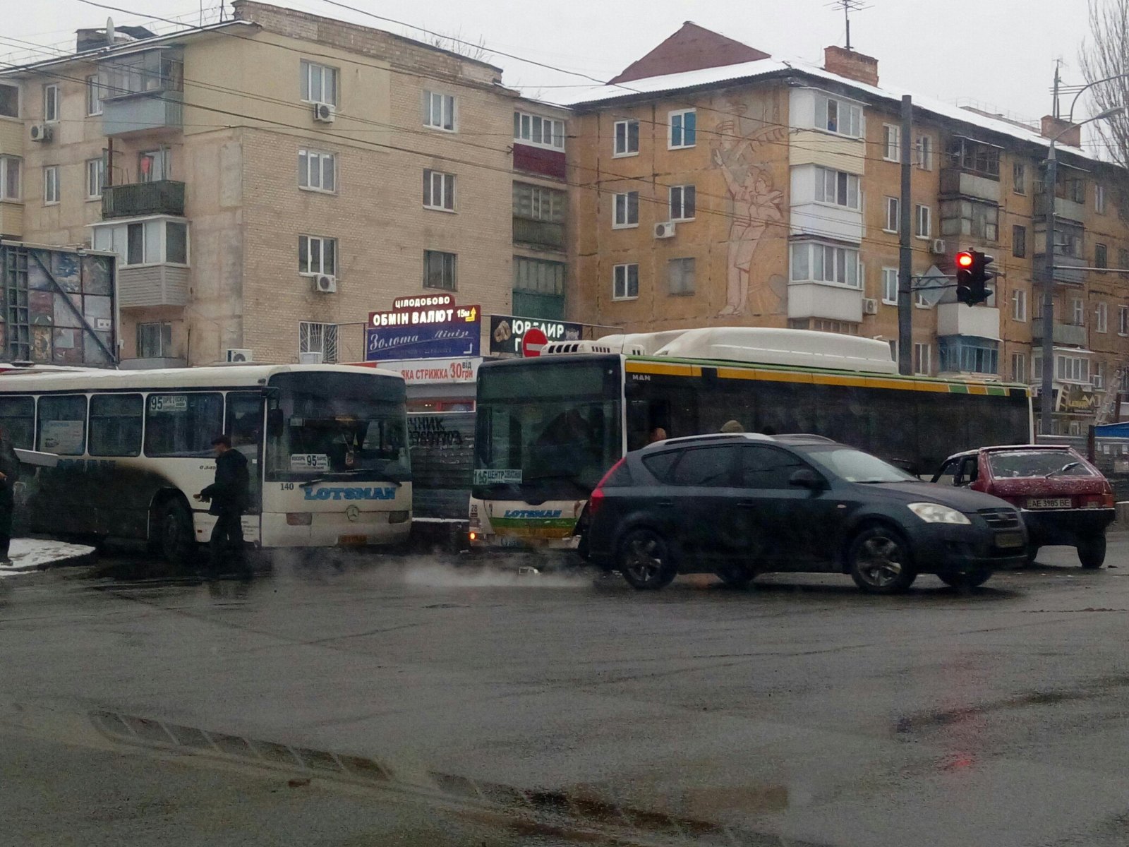 ДТП на Слобожанском: столкнулись автобус и "Восьмерка" (ФОТО) 6