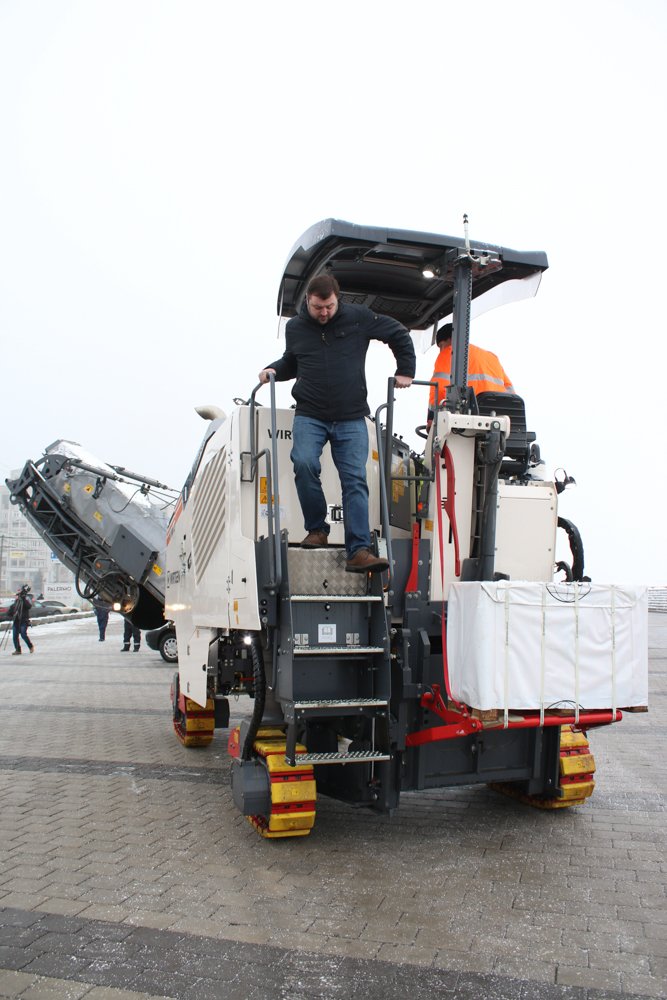 В Днепре показали новую коммунальную технику специального назначения (ФОТО) 12