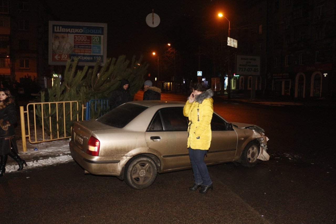 Стихийная точка продажи елок стала причиной ДТП (ФОТО) 2