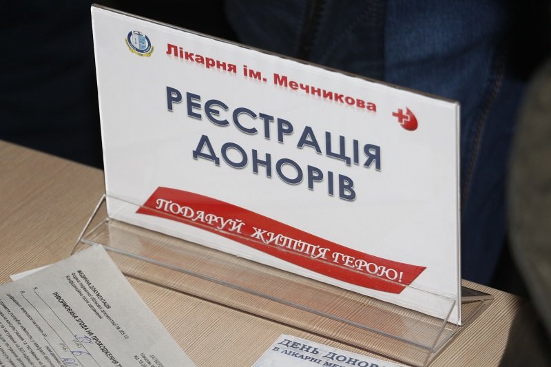 Что случилось сегодня в больнице Мечникова: люди выстроились в очередь (ФОТО) 1