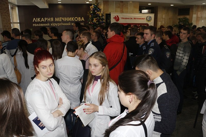 Что случилось сегодня в больнице Мечникова: люди выстроились в очередь (ФОТО) 3