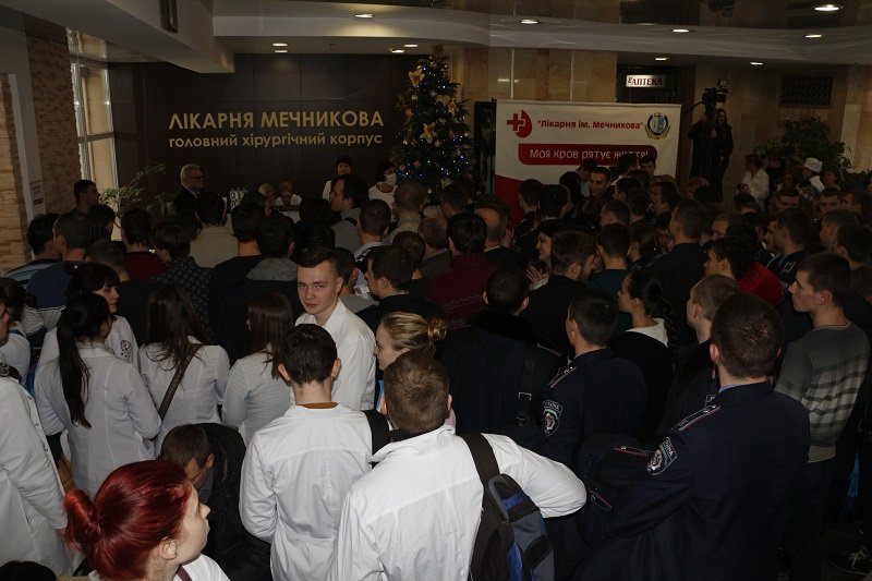 Что случилось сегодня в больнице Мечникова: люди выстроились в очередь (ФОТО) 4