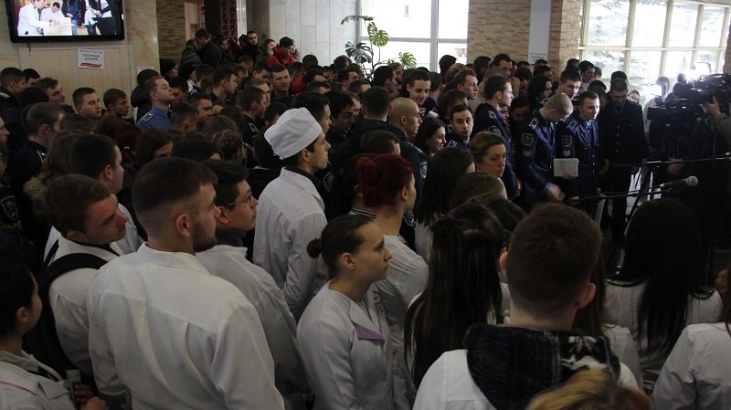 Что случилось сегодня в больнице Мечникова: люди выстроились в очередь (ФОТО) 6