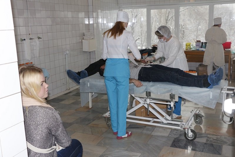 Что случилось сегодня в больнице Мечникова: люди выстроились в очередь (ФОТО) 11