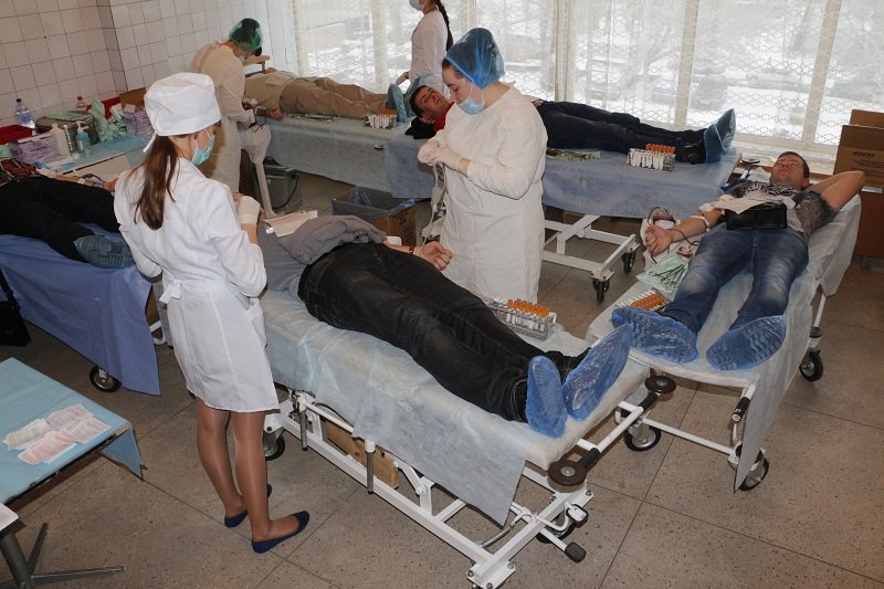 Что случилось сегодня в больнице Мечникова: люди выстроились в очередь (ФОТО) 14