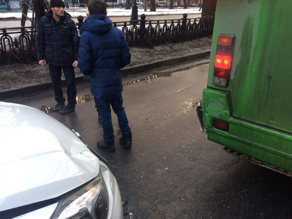 В центре Днепра столкнулись автобус и Subaru (ФОТО) 1