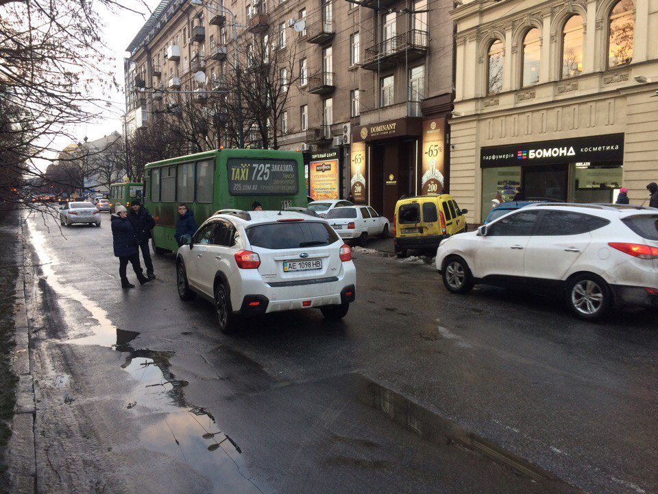 В центре Днепра столкнулись автобус и Subaru (ФОТО) 7