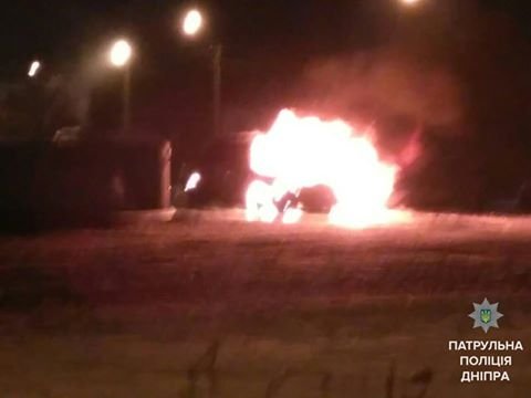 Ночью в Днепре горел автомобиль (ФОТО) 1