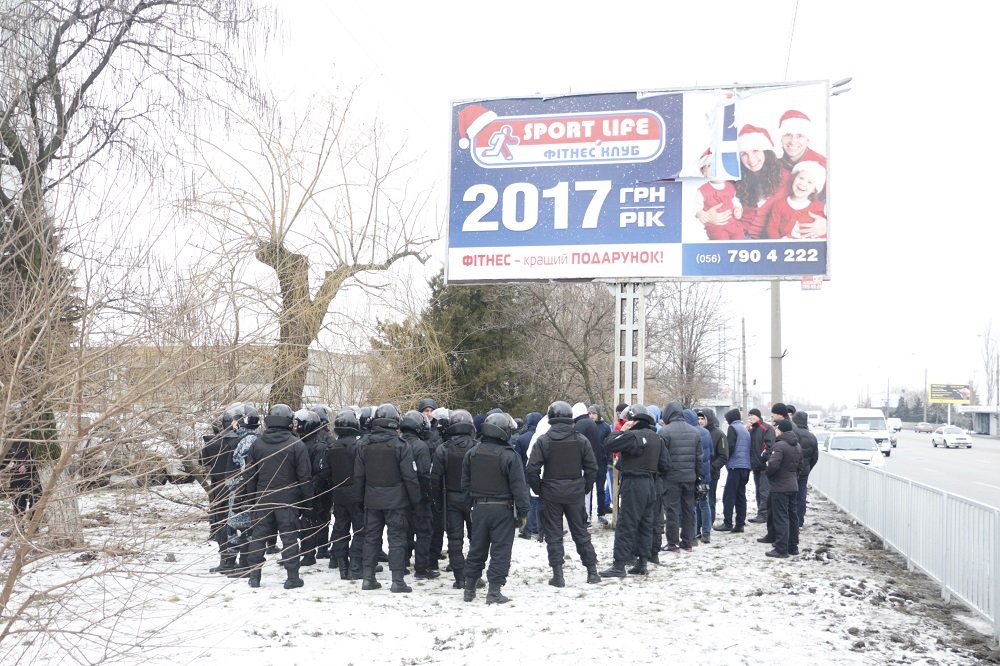 Толпы людей и драка с полицией: что за трэш происходил на Набережной утром (ВИДЕО, ФОТО) 1