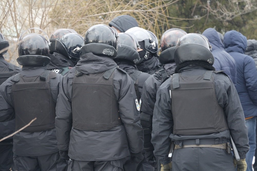 Толпы людей и драка с полицией: что за трэш происходил на Набережной утром (ВИДЕО, ФОТО) 2