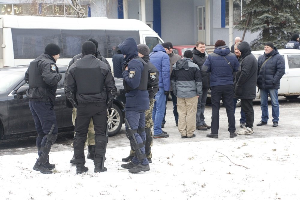 Толпы людей и драка с полицией: что за трэш происходил на Набережной утром (ВИДЕО, ФОТО) 3