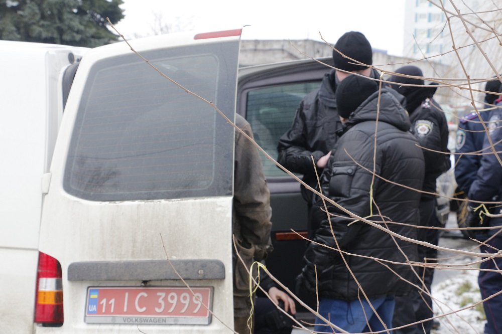 Толпы людей и драка с полицией: что за трэш происходил на Набережной утром (ВИДЕО, ФОТО) 5
