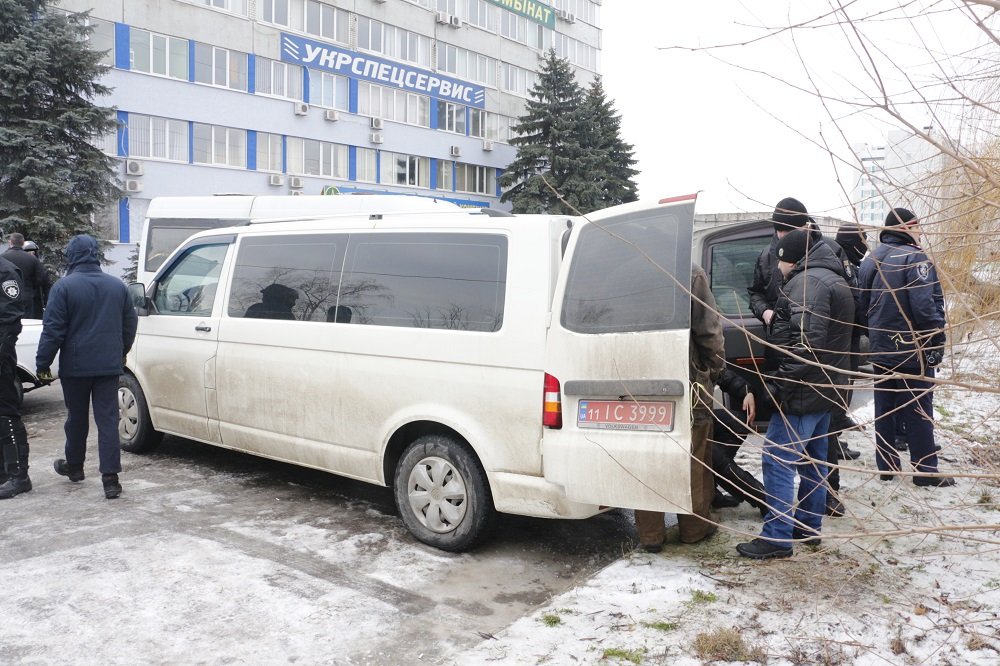 Толпы людей и драка с полицией: что за трэш происходил на Набережной утром (ВИДЕО, ФОТО) 6