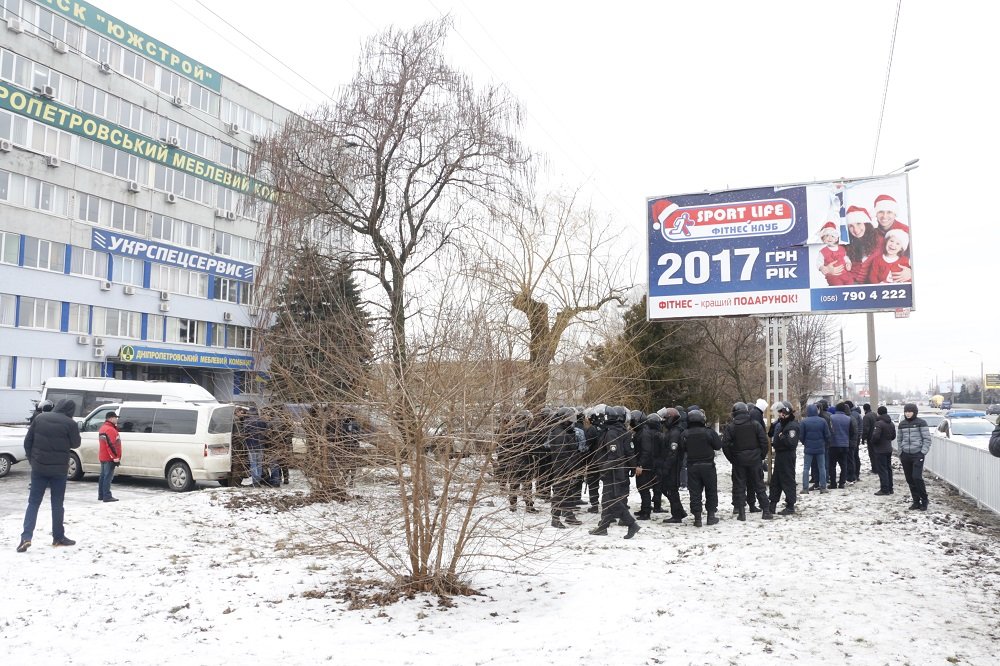Толпы людей и драка с полицией: что за трэш происходил на Набережной утром (ВИДЕО, ФОТО) 7