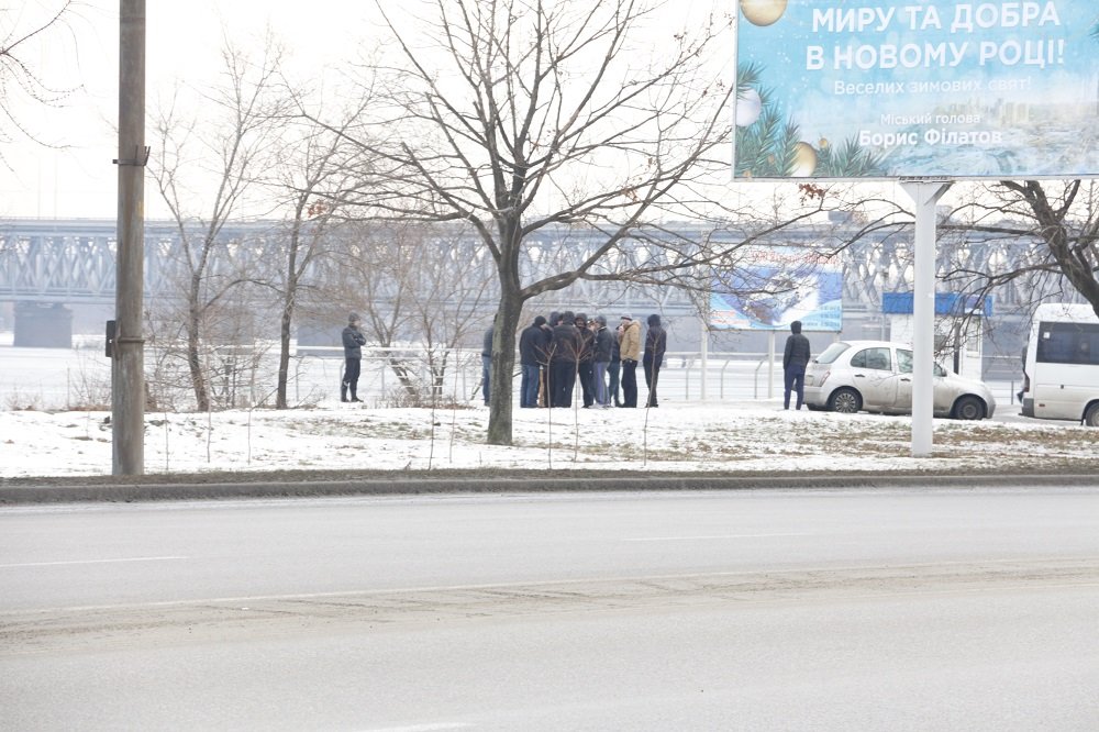 Толпы людей и драка с полицией: что за трэш происходил на Набережной утром (ВИДЕО, ФОТО) 8