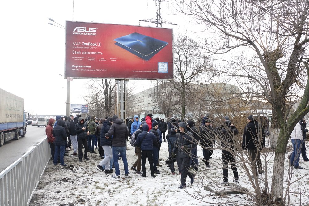 Толпы людей и драка с полицией: что за трэш происходил на Набережной утром (ВИДЕО, ФОТО) 9