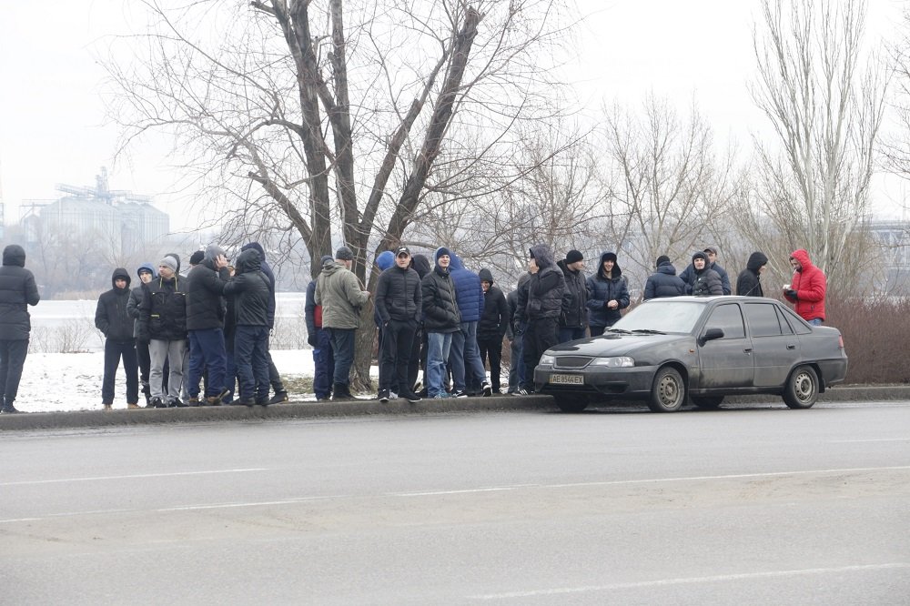 Толпы людей и драка с полицией: что за трэш происходил на Набережной утром (ВИДЕО, ФОТО) 11