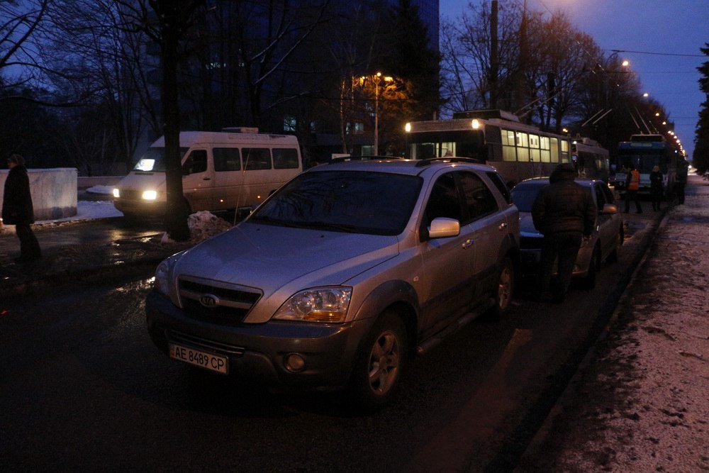 Авария на Гагарина: Kia, Skoda и Range Rover заблокировали часть проспекта (ВИДЕО, ФОТО) 2