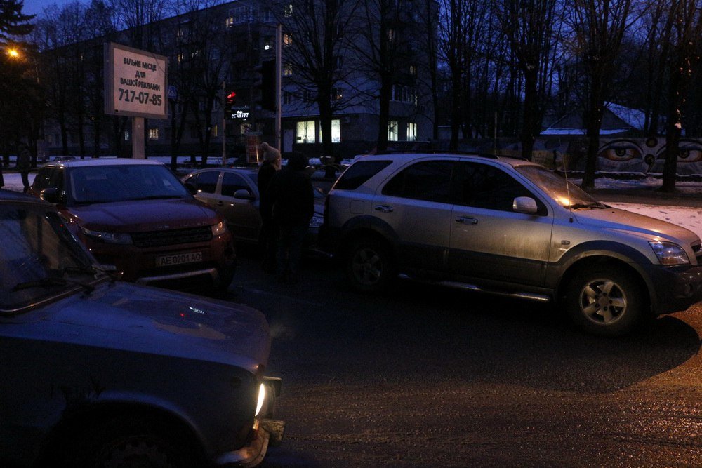 Авария на Гагарина: Kia, Skoda и Range Rover заблокировали часть проспекта (ВИДЕО, ФОТО) 8