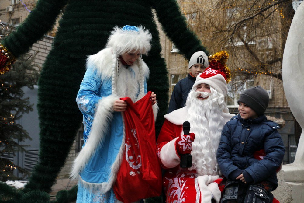 В Днепре появился зеленый кот-елка (ФОТО) 1