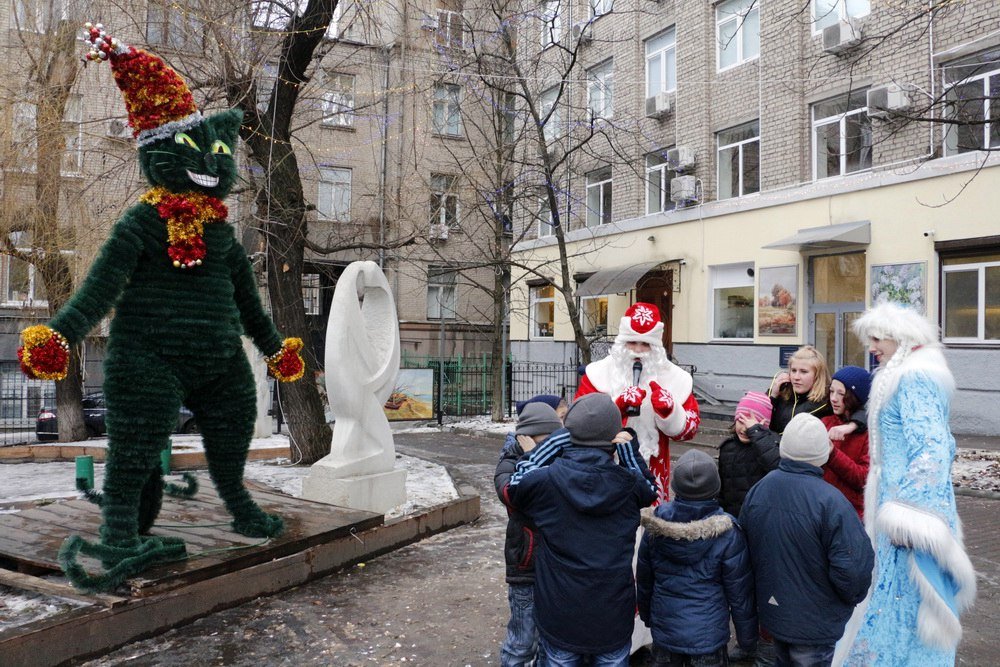 В Днепре появился зеленый кот-елка (ФОТО) 4