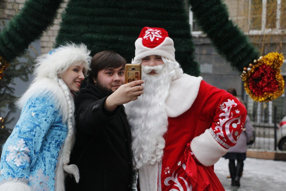 В Днепре появился зеленый кот-елка (ФОТО) 5