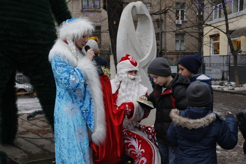 В Днепре появился зеленый кот-елка (ФОТО) 6