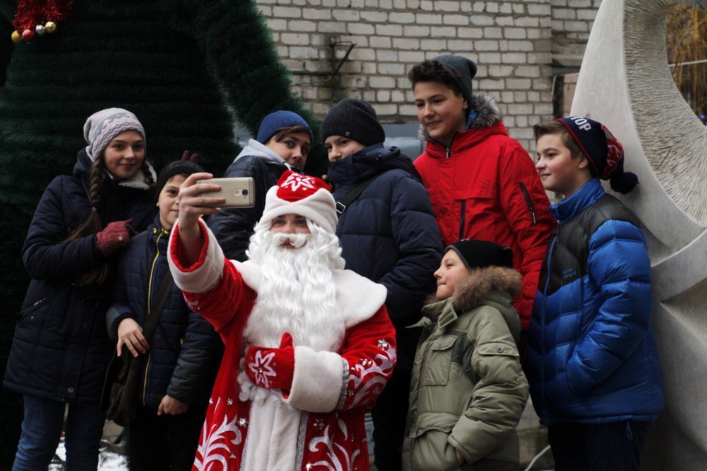 В Днепре появился зеленый кот-елка (ФОТО) 7