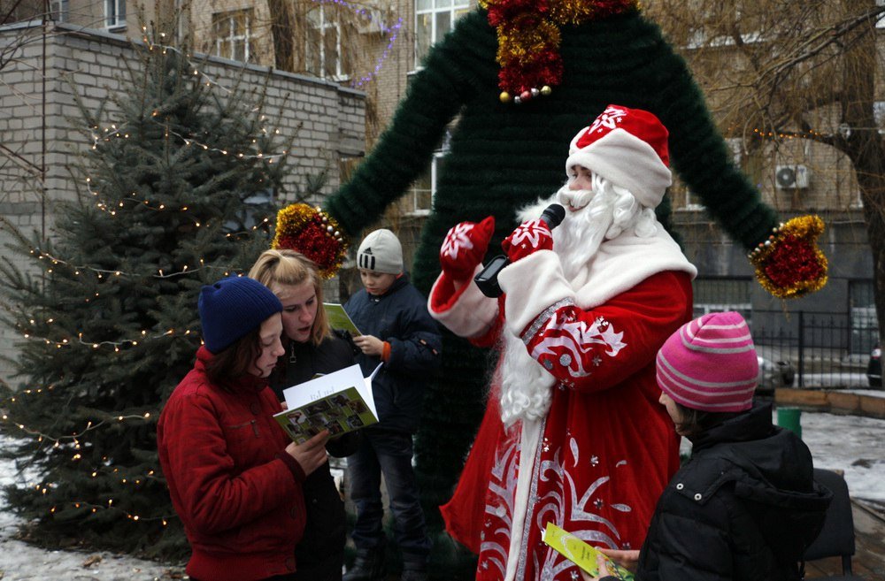 В Днепре появился зеленый кот-елка (ФОТО) 10