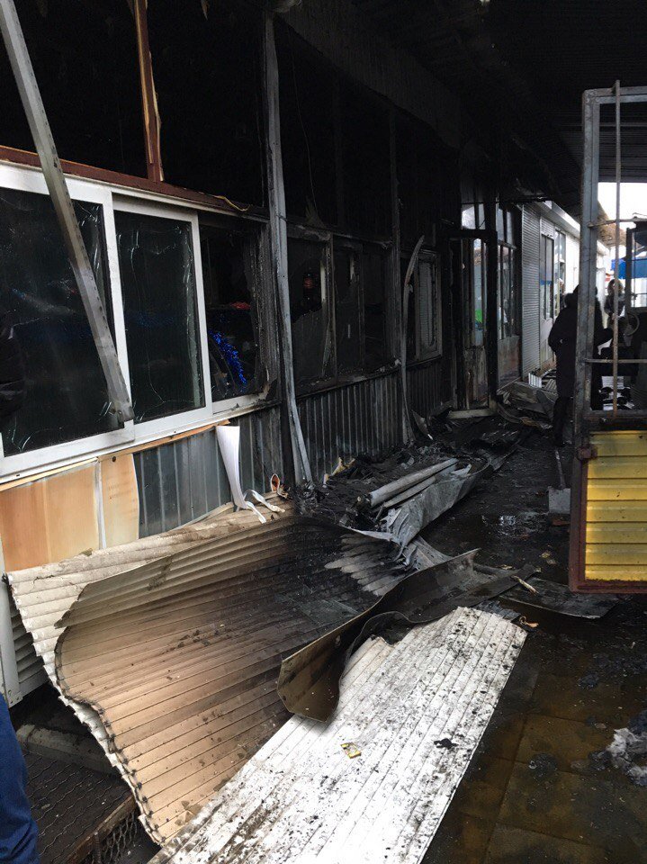 В Днепре горел рынок (ФОТО) 1